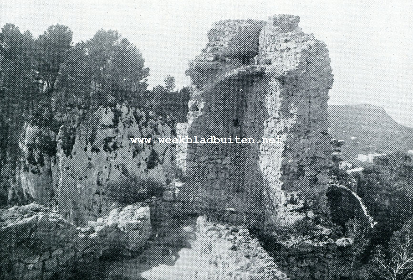 IEDER HOEKJE VAN DEN OUDEN VESTINGMUUR IN DEN BURCHT BARBAROSSA BIEDT EEN ANDER UITZICHT. HIER ZIET MEN NEER OP ANACAPRI EN DE TORRE DELLA GUARDIA OP DE ROTSPUNT RECHTS IN HET VERSCHIET