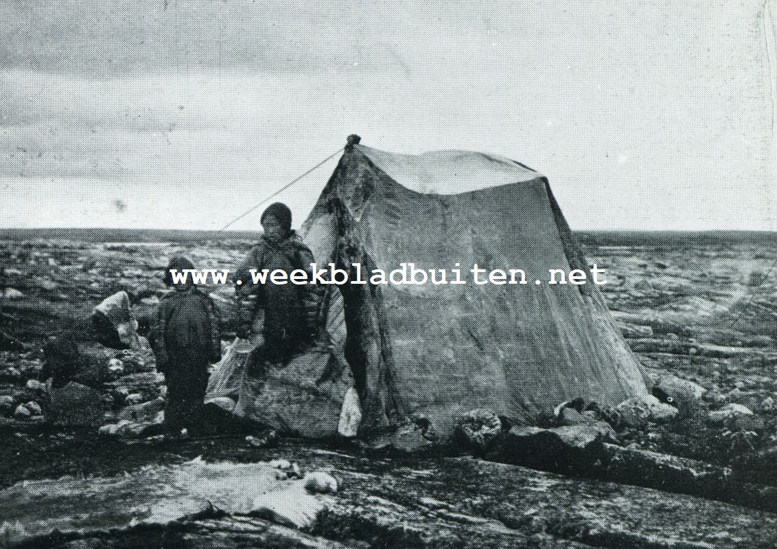 EEN ZOMERTENT VAN ZEEHONDENHUID DER ESKIMO'S. TEGEN DEN INGANG HANGT EEN BERENHUID OM TE DROGEN