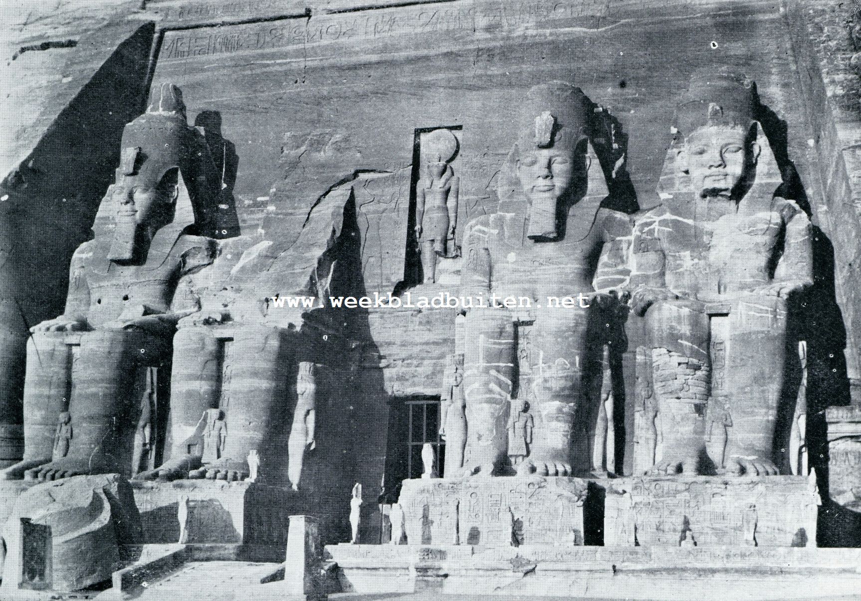 BEELDEN VAN RAMSES II VOOR DEN ROTSTEMPEL VAN ABOE SIMBEL ( 1250 V. C.)