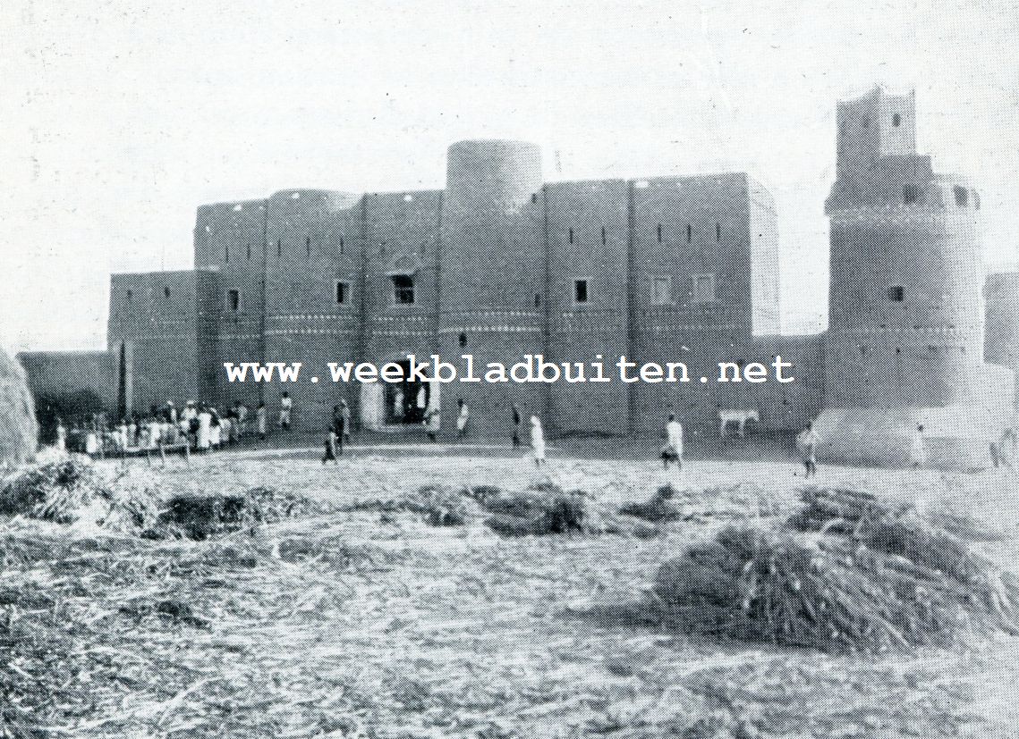 HET KASTEEL VAN EEN DER TIH4MA-G0UVERNEURS GEBOUWD UIT ROZE BAKSTEEN, STAAT HET KASTEEL ALS EEN VERDWAALD MIDDELEEUWSCH SPROOKJE MIDDEN IN DE KLEUR EN VORMLOOZE WOESTIJN VLAKTE