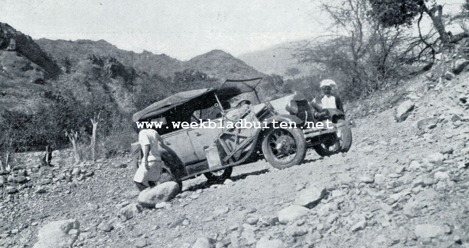 WAAR HET ROTSGEBERGTE BEGINT, MOET DE AUTO HET AFLEGGEN. BIJ WADI SABA WORDT HET ROTSPAD ZEER ZWAAR