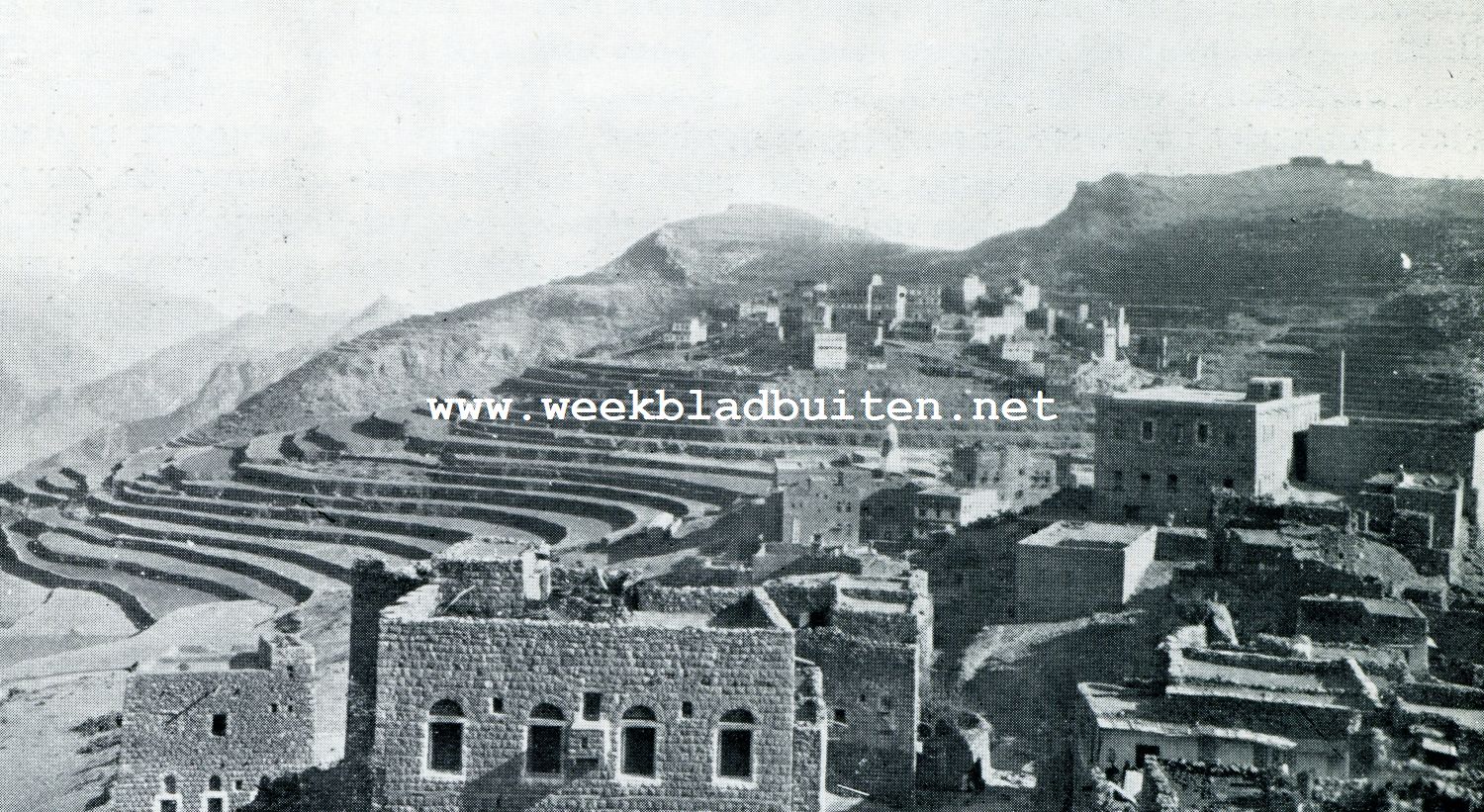 ARABIA FELIX. EEN BUITENWIJK VAN MANACHA, RECHTS EEN BADHUIS, OP DE BERGTOPPEN OP DEN ACHTERGROND VESTINGEN