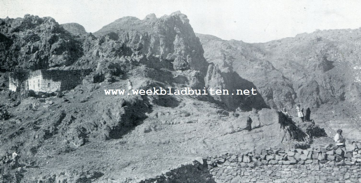 BERGLANDSCHAP VOORBIJ MANACHA MET KARAVANSERAI