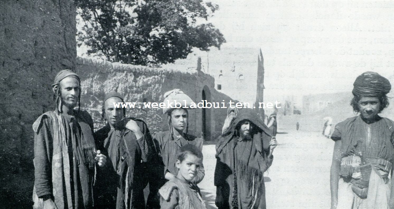 JODEN IN EEN STRAAT VAN EEN JEMENITISCHE STAD (Men zie ook de afbeelding' van een Joodsche familie te Sana in het vorige nummer)'