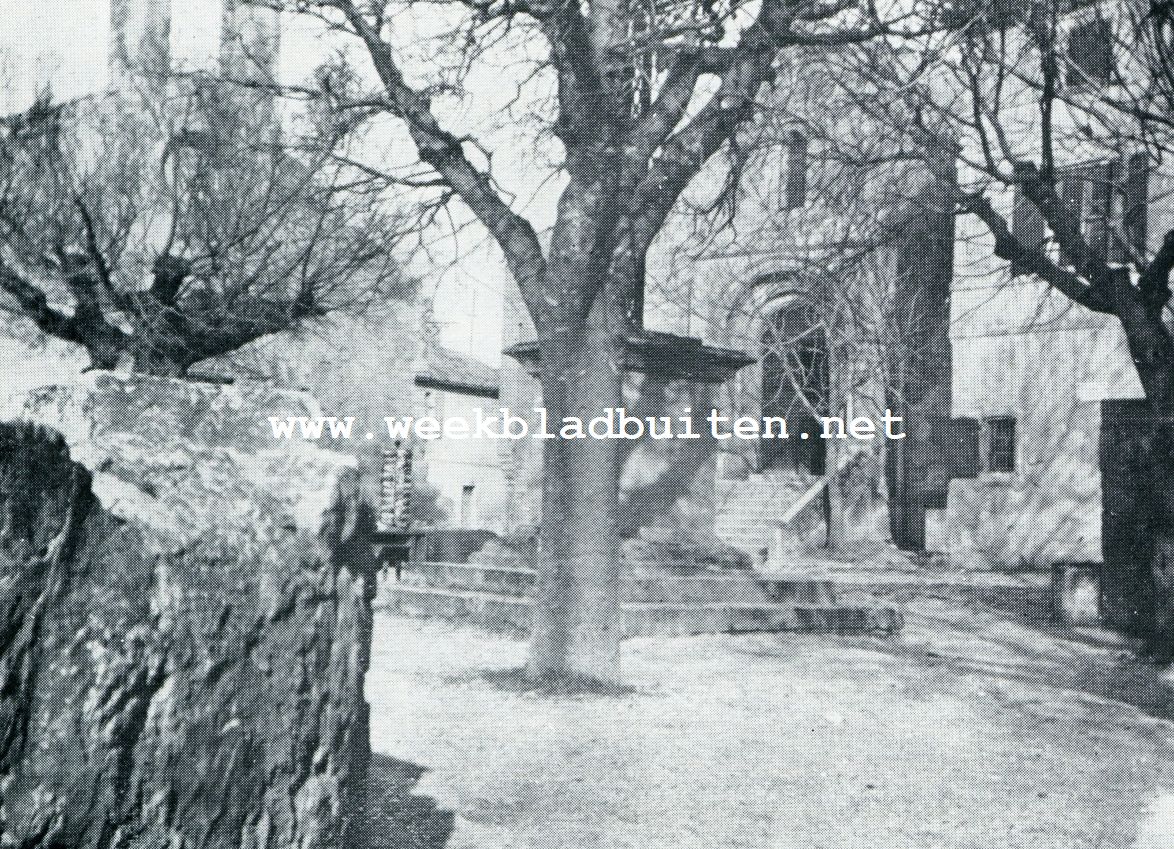 HET ST. VINCENT-PLEINTJE MET KERK TE LES BAUX