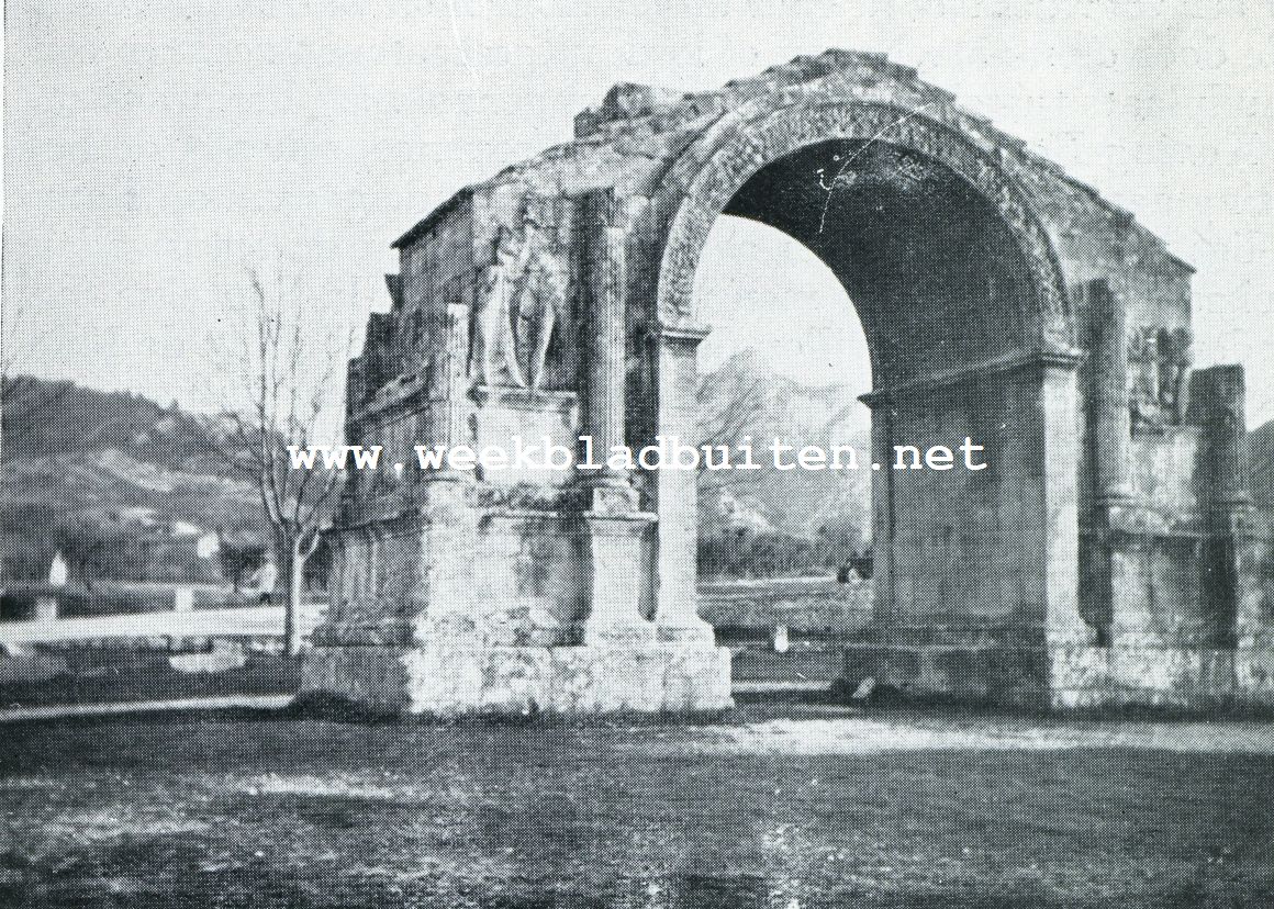DE TRIOMFBOOG TE SAINT RMY. DOOR DE POORT ZIET MEN DE ALPILLES