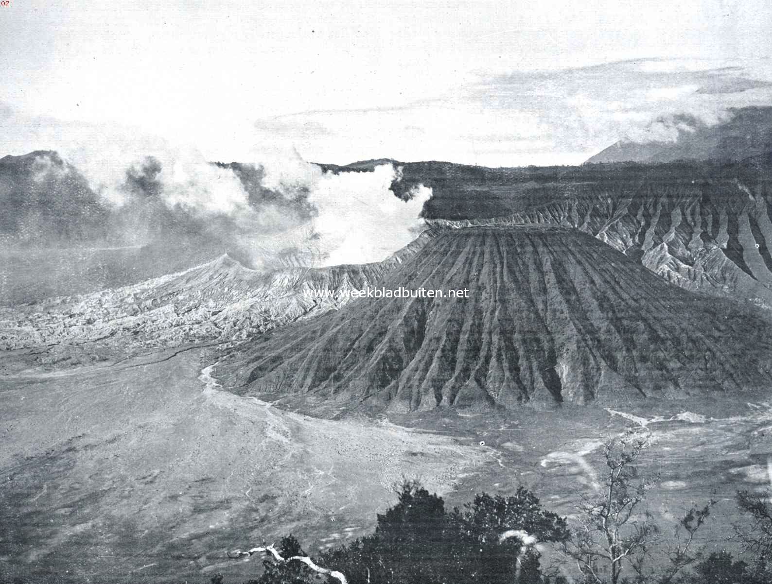 Javaansche vulkaantypen. Op den voorgrond de Batok, daarnaast links nog de werkende Bromo, twee der bekende secundaire kraters in de caldera van het Tenggergebergte