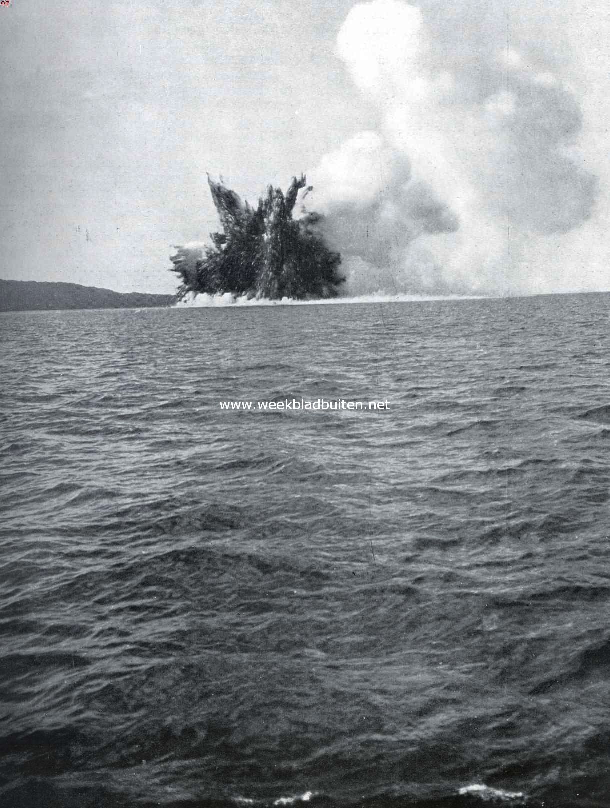 De uitbarsting van de Krakatau op 21 januari 1928. Typische sterke eruptiestraal (witte wolk met zwarte kern) (bij het artikel: 