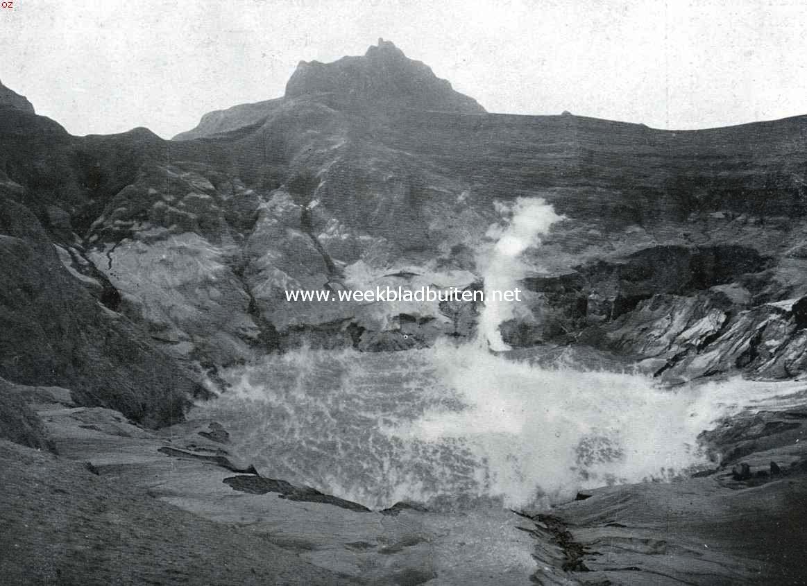 Javaansche vulkaantypen. Kratermeer van den Kloet in kokenden toestand na de uitbarsting van 1901