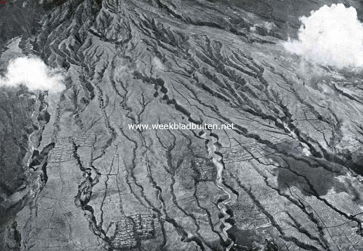 Javaansche vulkaantypen. Luchtfoto van de uitbarsting van de Merapi 1930-1931. De foto is van groote hoogte genomen en vertoont een uitgestrekt, door de gloedwolk vernield terrein. De golflijntjes zijn sawah-afscheidingen
