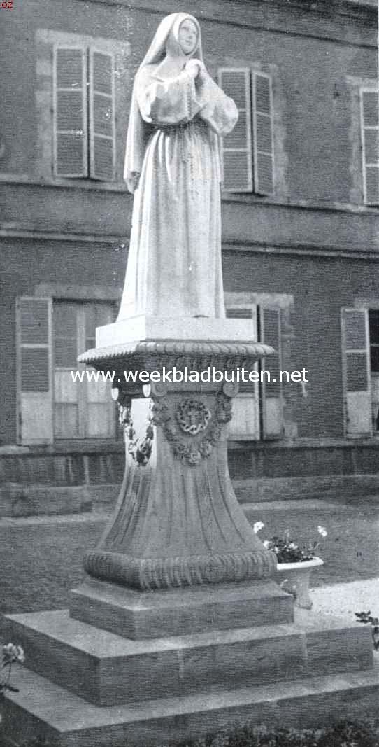 Het standbeeld van Bernadette Soubirous te Nevers