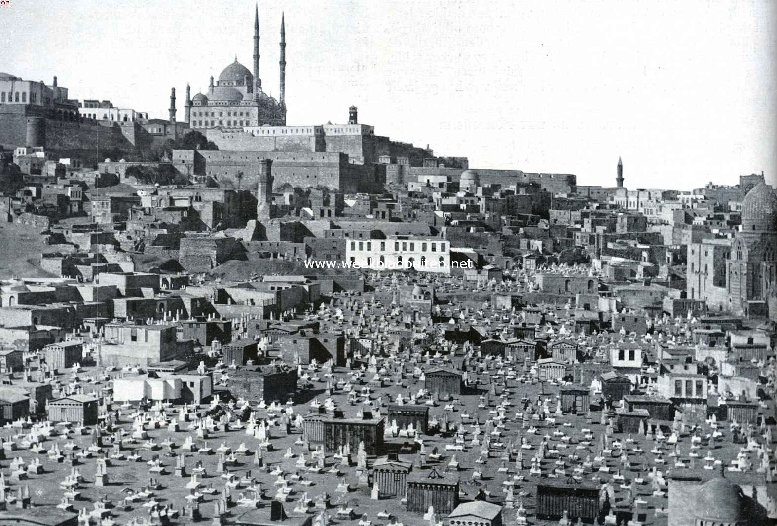 Op expeditie in Caro. De citadel met de Mohamed Ali-Moskee te Caro, op den voorgrond een mohammedaansche begraafplaats