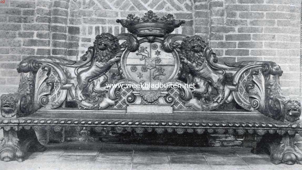 De Geschiedenis van de Kerk te Aduard. Rijk gesneden bank in de kerk te Aduard uit den protestantschen tijd. Men ziet de wapens van de Lewe's en van Bezum's