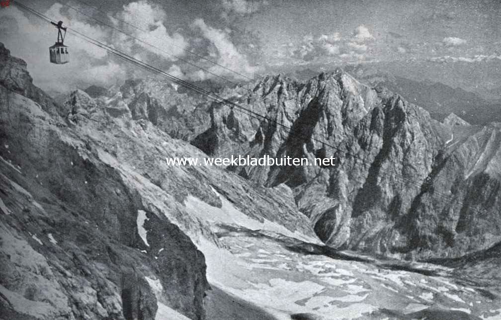 Garmisch-Partenkirchen in den winter. De kabelbaan naar den top van de Zugspitze. In de verte de Tiroler Alpen