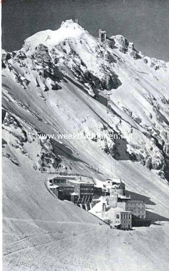 Garmisch-Partenkirchen in den winter. Het hotel Schneefernerhaus op de Zugspitze met kabelbaan naar den top. Op den top links het Mnchenerhaus, op den voorgrond een deel van het Schneefernerplatt, een dorado voor skirs