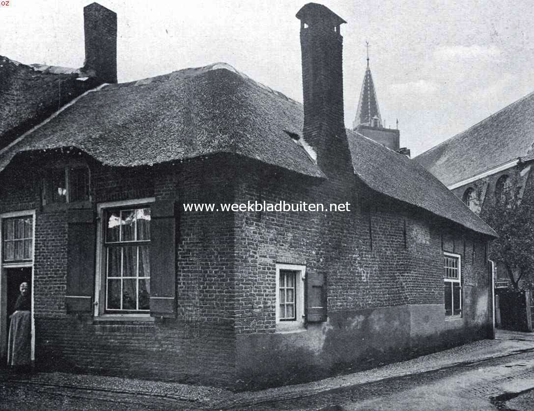 De Alblasserwaard. Oud huisje te Noordeloos, op den achtergrond de kerk