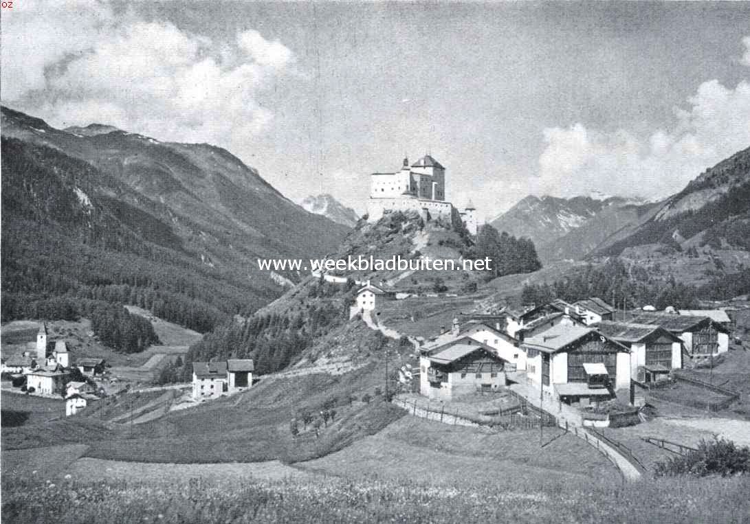 Slot Tarasp in Beneden-Engadin. Het slot Tarasp uit oostelijke richting gezien. In het dal het plaatsje Sparsels