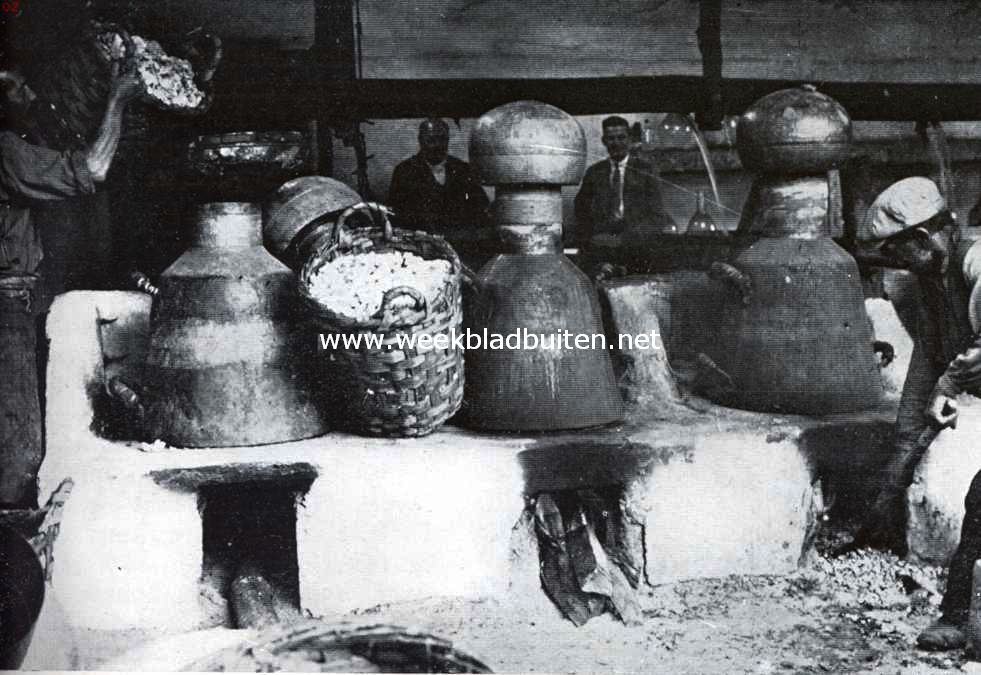 Bulgarije, het land der rozen. Een meer dan een eeuw oude destilleerderij van rozenolie, die thans nog in werking is (veelal worden thans moderne machines gebruikt)