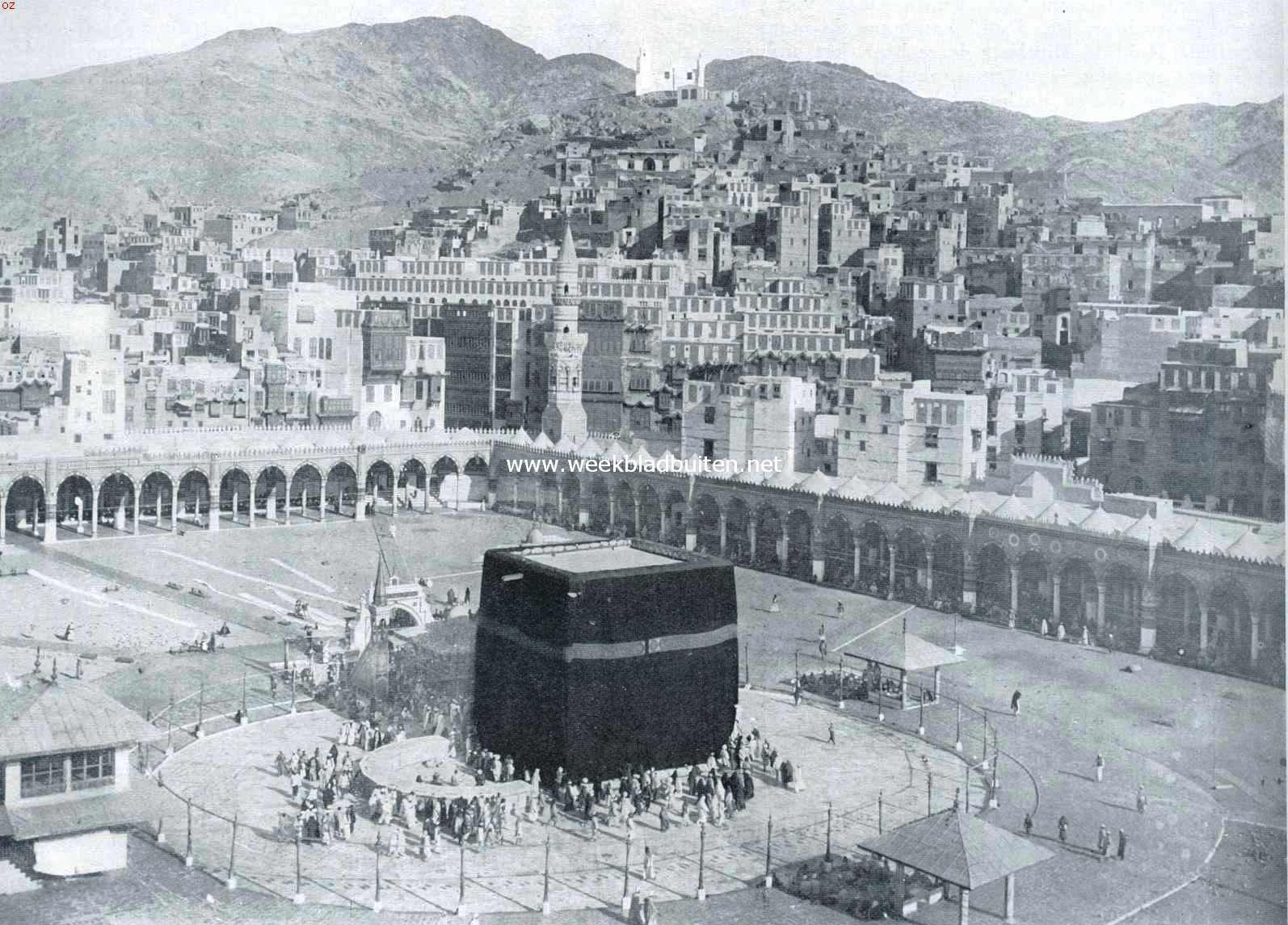 Indrukken uit het Heilige Land van den Islam. Het hart van het gezegende Mekka: de Mesjdid al Haram met de Qa'aba. Om deze laatste heen is de met marmer bevloerde strook, waarover diegenen gaan, die de tawaaf verrichten
