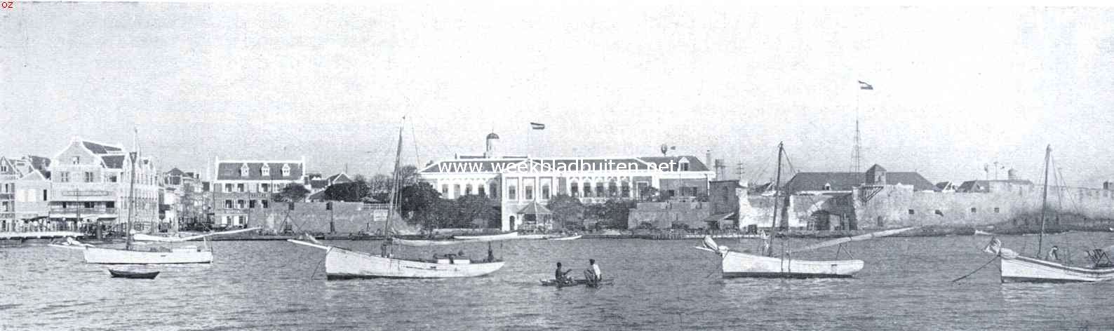 Curaao voorheen en thans. Waterfront van Willemstad (Curaao). Links het begin van de Breedestraat van 