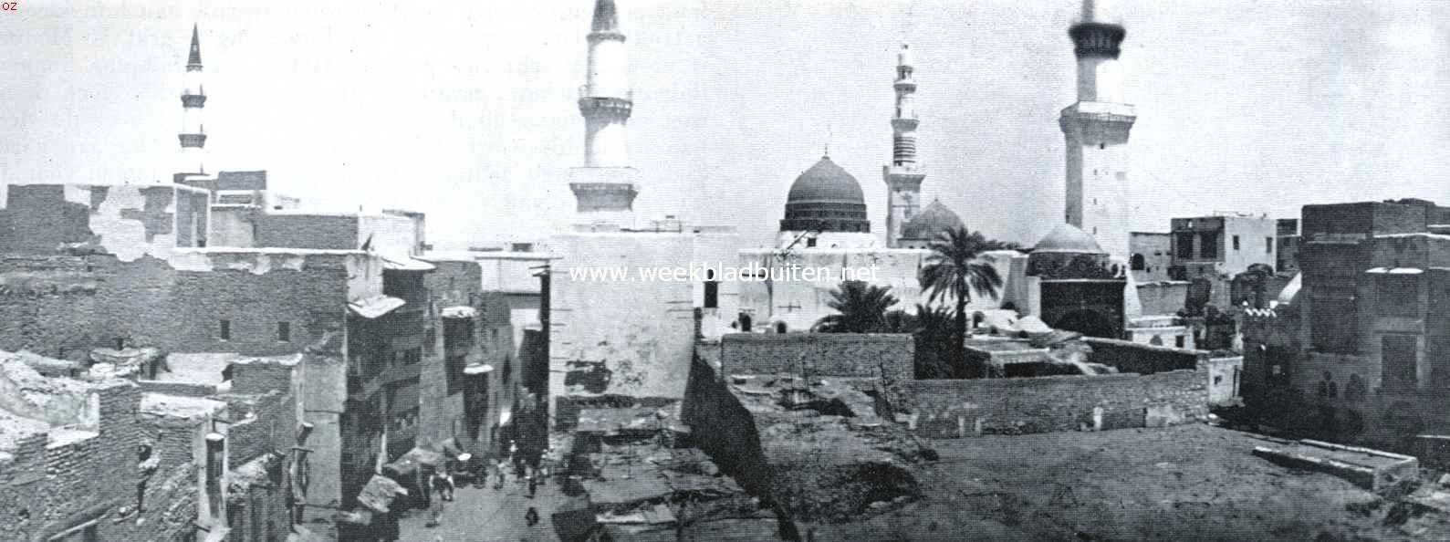 Indrukken uit het Heilige Land van den Islam. De minarets en de koepel op de masjdid van het graf van den profeet te Medina. Deze koepel is de eenige, dien de wahhabieten na de verovering van het heilige land intact gelaten hebben