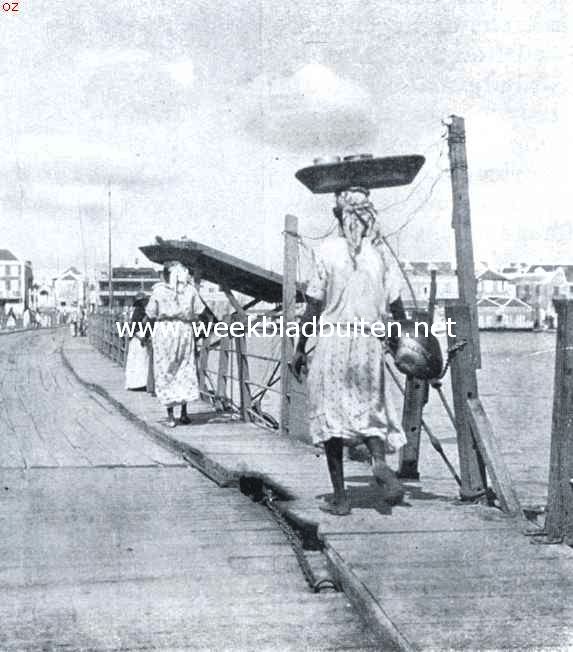 Curaaosch volksleven. Negervrouwen op de pontonbrug te Willemstad, die de twee stadsgedeelten, Panda en Otrabanda verbindt