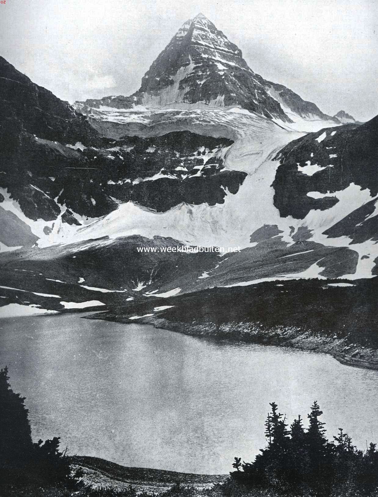 De Mount Assiniboine (V.S.) met hellinggletschers. De top van dezen berg vertoont groote overeenkomst met dien van den Matterhorn (bij het artikel: 