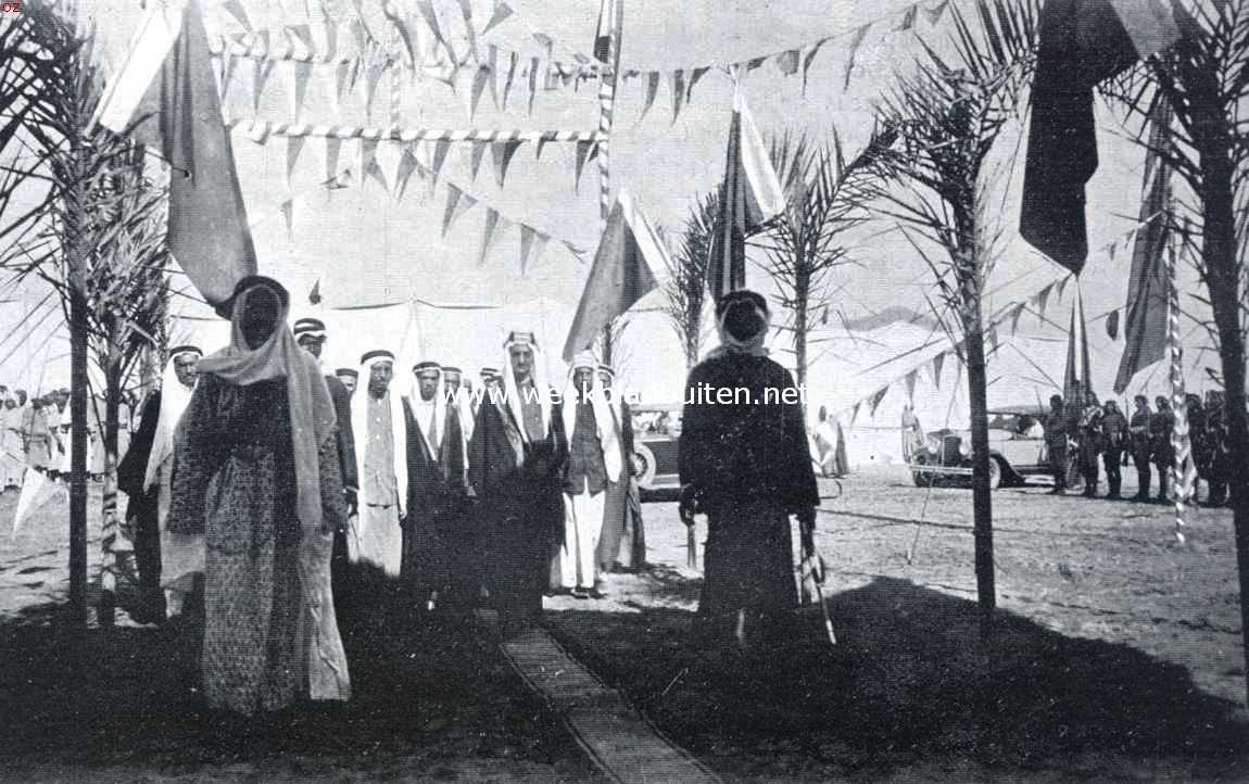 Indrukken uit het Heilige Land van den Islam. De door zijn beide bezoeken aan ons land bekende tweede zoon van koning Bin Sa'oud, emir Faisal, sinds jaren gouverneur van Mekka, bij een feest in de woestijn (Faisal is thans opperbevelhebber in den oorlog tegen Yemen)