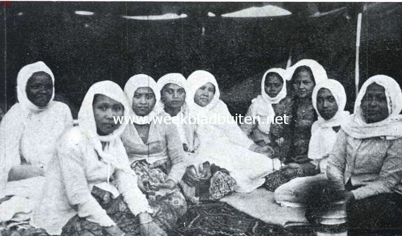 Indrukken uit het Heilige Land van den Islam. Vrouwelijke Nederlandsch Indische pelgrims bij een feest in haar tent