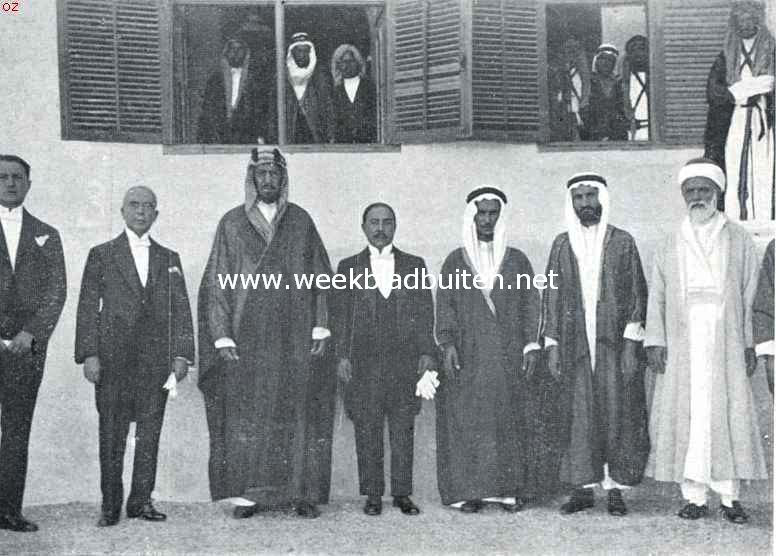Indrukken uit het Heilige Land van den Islam. De wahhabieten-koning Bin Sa'oud, die in 1925-'26 het heilige land van de islam toevoegde aan zijn groote rijk, wiens naam in de geschiedenis van Arabi zal voortleven als die van een zeer groot vorst. Rechts wijlen de gouverneur van Djeddah, die ons land zeer welgezind was