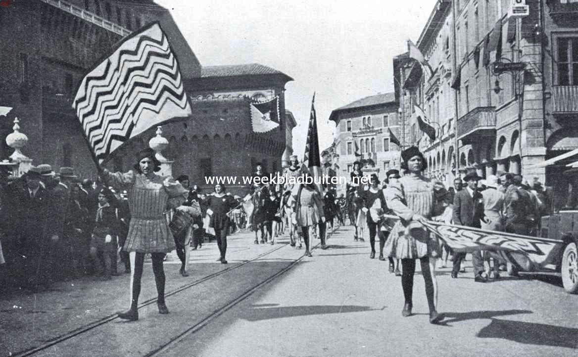 Ferrara. Optocht door de stad en vaandelzwaaien voor het Palio te Ferrara