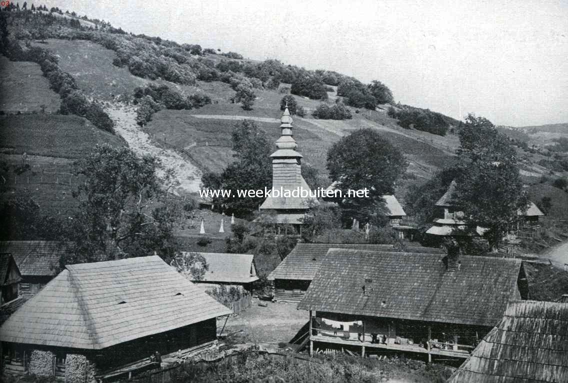 Karpathisch Rusland, land van tegenstellingen. Het dorpje Torun in Karpathisch Rusland, in het midden een der befaamde houten kerken