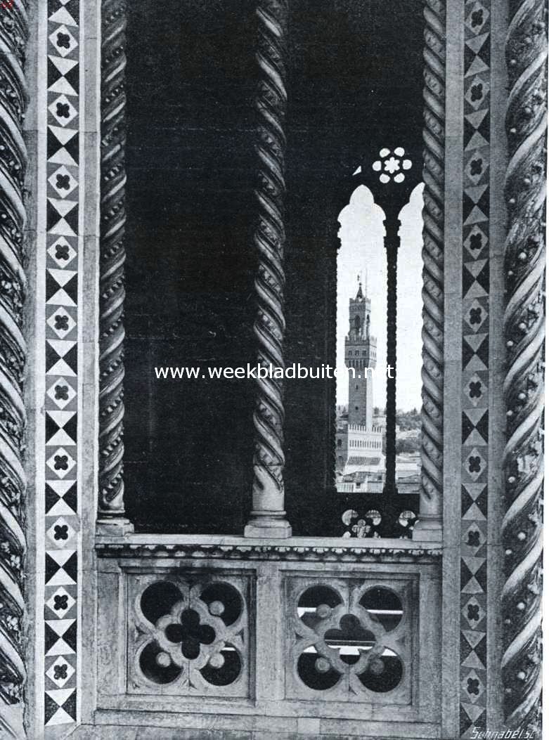 De wonderen van Florence. De toren van het oude paleis te Florence, gezien door een venster van de Santa Maria del Fiore
