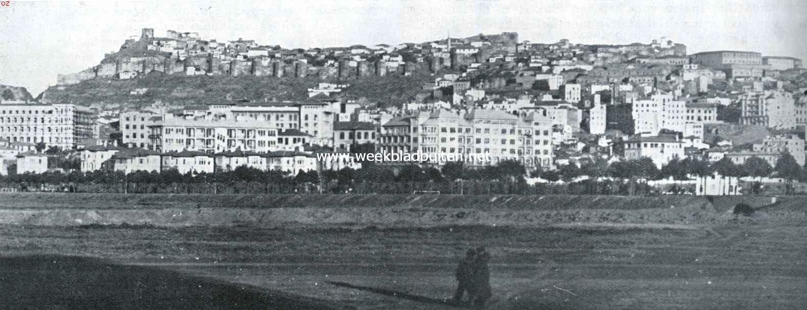 Het moderne Turkije. De sky-line van het moderne Ankara, volgens plannen van prof. Hermann Janssen veranderd van een Anatolisch steppe-plaatsje in een moderne stad