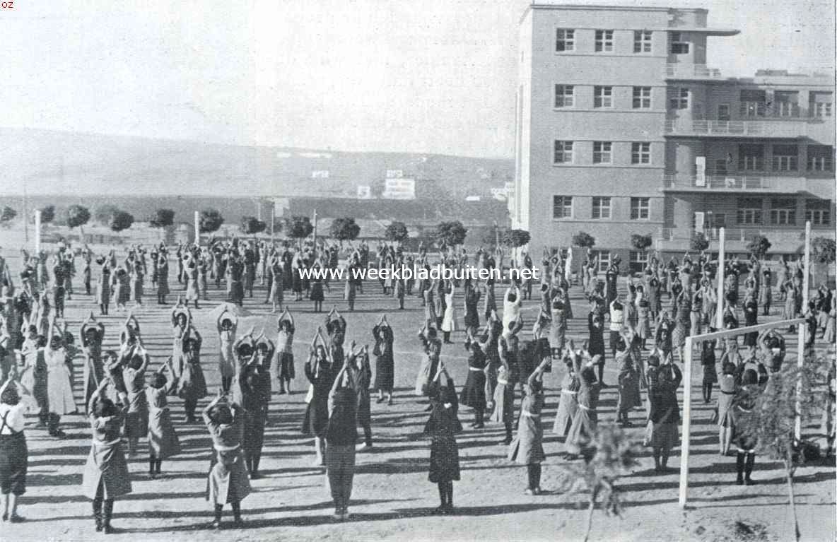 Het moderne Turkije. Morgen-oefeningen op de terreinen van het Ismet Pasja-instituut, de modernste meisjesschool van Ankara