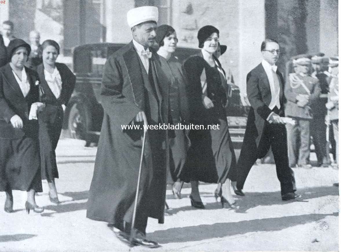 Het moderne Turkije. Officieele plechtigheid te Ankara. Zelfs de hooge geestelijkheid draagt het rokcostuum - maar met tulband!