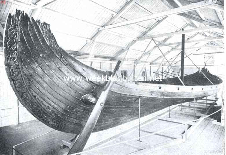 Scheepsfolklore in de scheepsversiering. Snijwerk op den steven van een Vikingschip