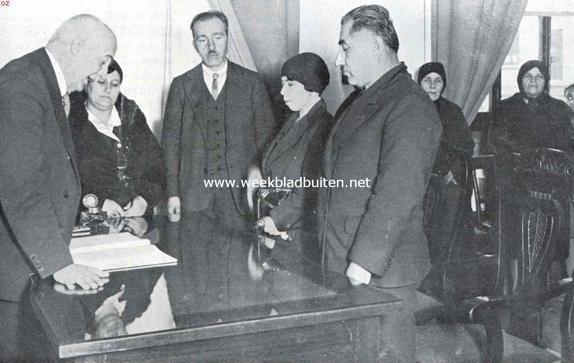 Het moderne Turkije. Huwelijksvoltrekking op het bureau van den burgerlijken stand