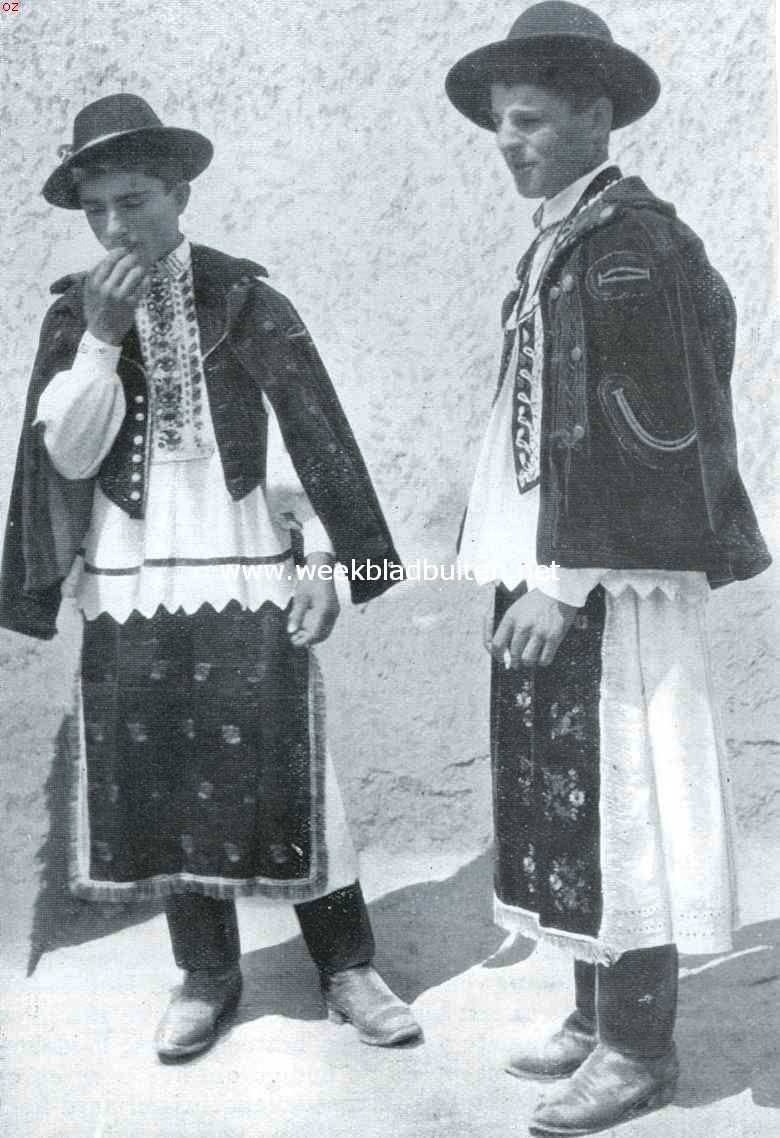 Bij Slovenen, Kroaten en Slavonen. Jonge mannen uit Slavoni in feestcostuum