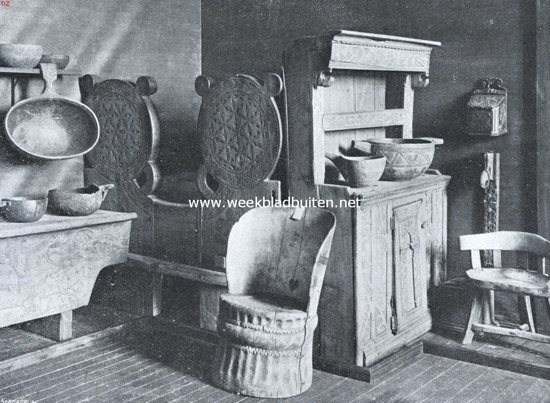 Noorsch volksleven. Oud Middeleeuwsche meubelen uit Telemarken. Vaatwerk, bed, kast en Kubb-Stol-leuningstoelen