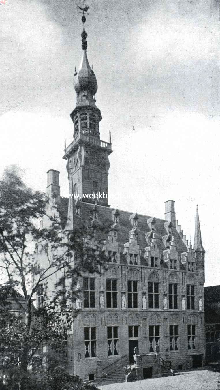 Walcheren, de tuin van Zeeland. Het pas gerestaureerde Stadhuis te Veere met in de nissen de nieuwe beelden
