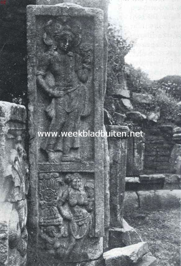 Ceylon. Naga, vijfhoofdige slangengod, bij een der stupa's in de runes van Anuradhapura