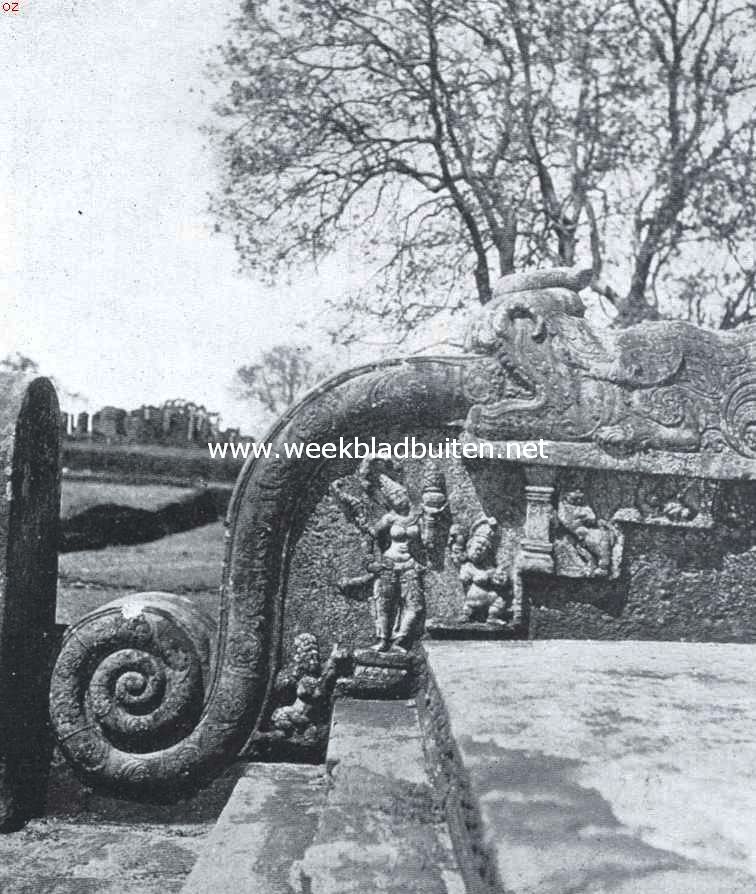 Ceylon. Balustrade van een terras van een tempel te Polonnaruwa