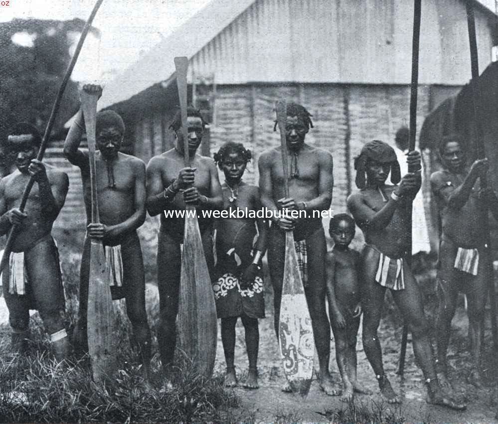 Een Afrikaansche samenleving in het binnenland van Suriname. Djoeka-vrachtvaarders van de Marowijne (Djoeka's is een andere naam voor Aucaners)