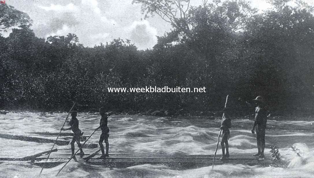 Een Afrikaansche samenleving in het binnenland van Suriname. Houttransport door de Boschnegers op de Boven-Suriname. Balken, die soortelijk zwaarder zijn dan water en dus zouden zinken, worden met lichter hout of tusschen korjalen drijvende gehouden. Het besturen geschiedt met een langen stok 