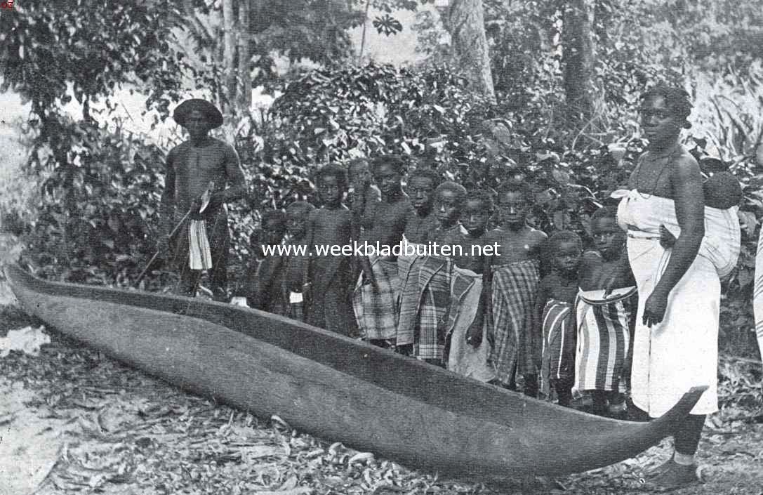 Een Afrikaansche samenleving in het binnenland van Suriname. Boschneger en -negerin met enige kinderen. Op den voorgrond een 