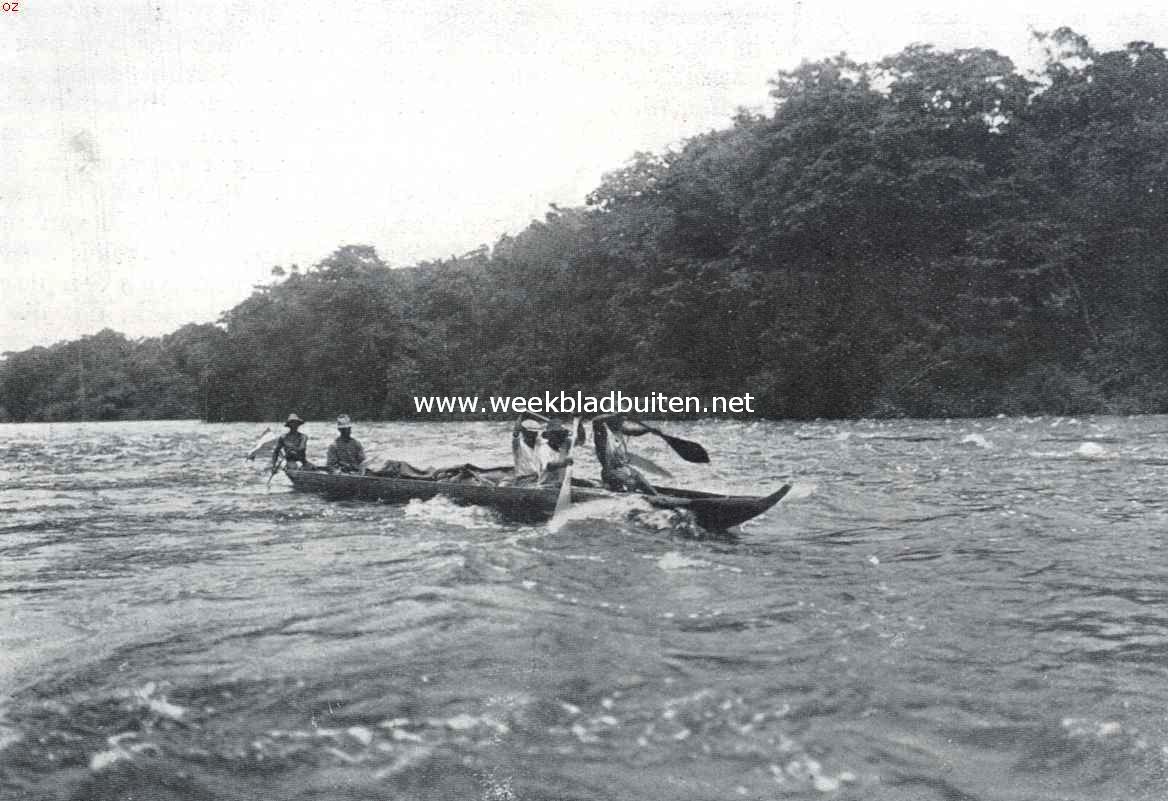 Een Afrikaansche samenleving in het binnenland van Suriname. Boschneger-korjaal bij hoogen waterstand een stroomversnelling van de Marowijne afvarend