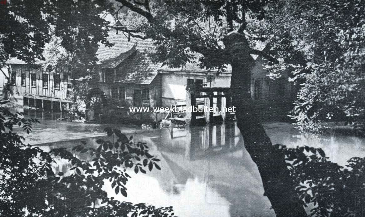 Zwerven in Zwabenland. De Blautopf te Blaubeuren, onmiddellijk bij de bron drijft de Blau reeds een watermolen