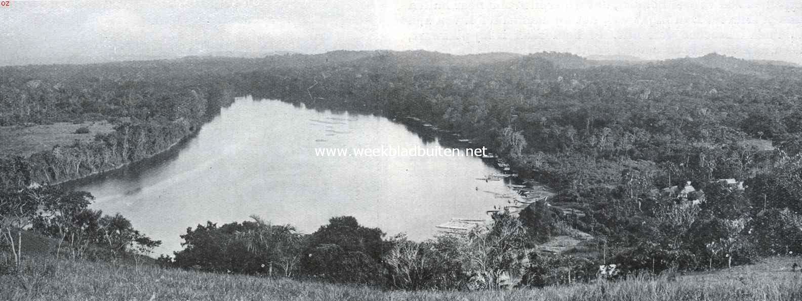 Een Afrikaansche samenleving in het binnenland van Suriname. De Boven-Surinamerivier bij de vestiging Berg en Dal van de Evangelische Broedergemeente. Rechts in den hoek de toren van het kerkje. Berg en Dal is thans z.g. houtgrond; vroeger was daar een der oudste plantages, die reeds uit den Engelschen tijd vr 1667 dagteekenende, later verwoest en in de jaren na 1722 door den gouverneur H. Temminck (1721-1727) opnieuw in exploitatie gebracht werd