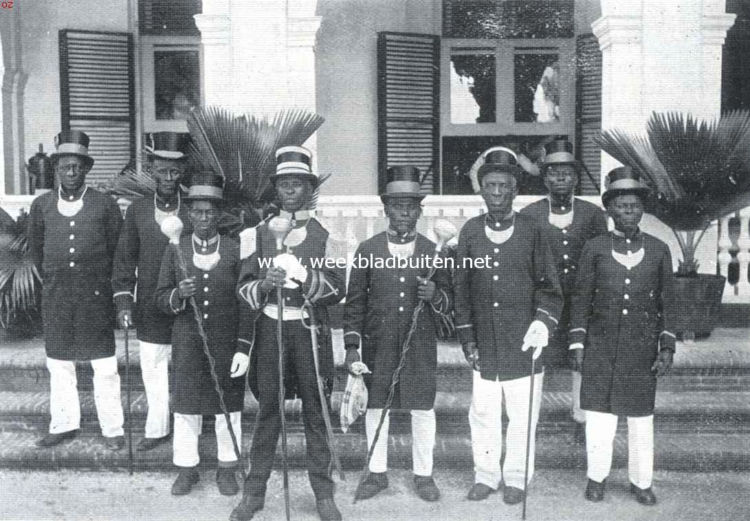 Een Afrikaansche samenleving in het binnenland van Suriname. De onlangs overleden granman der Aucaner Boschnegers, Amaktie, met eenige zijner 